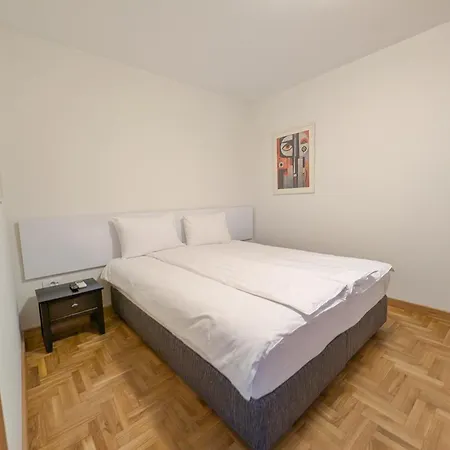 Motel Cozy Withy Yard And Private Parking Belgrade